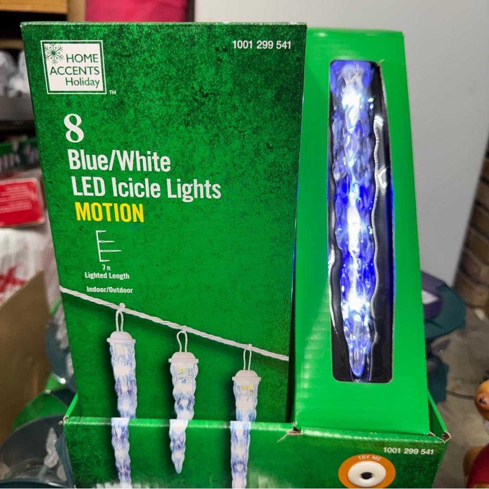 Home Accents Lightshow 7 ft 8 Motion White / Blue LED Christmas Icicle Lights